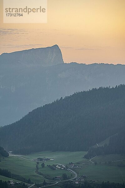 Hügel und Berge im Morgengrauen  Bayrisches Voralpenland  Berchtesgaden  Bayern  Deutschland  Europa