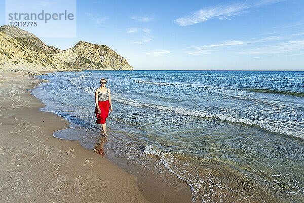 Junge Frau am Strand  Küste am Paradise Beach  Strand und Türkises Meer  Kos  Dodekanes  Griechenland  Europa