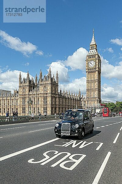 Londoner Taxi auf der Westminster Bridge  Palace of Westminster  Houses of Parliament  Big Ben  City of Westminster  London  England  Großbritannien  Europa