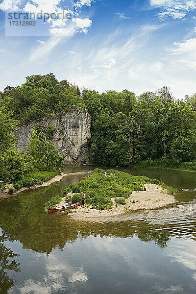 Paddler am Amalienfelsen  Inzigkofen  bei Sigmaringen  Naturpark Obere Donau  Oberes Donautal  Donau  Schwäbische Alb  Baden-Württemberg  Deutschland  Europa