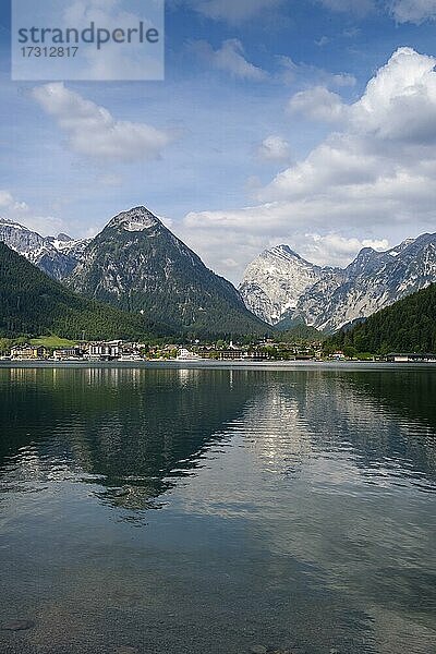 Blick über den Achensee  Pertisau  hinten Karwendel  Tirol  Österreich  Europa