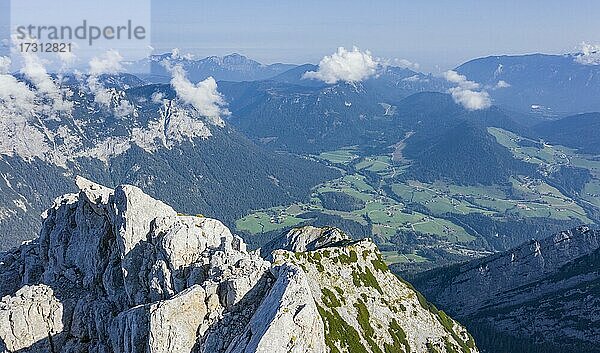 Blick ins Tal auf dem Weg zum Hochkalter  Berge und Alpenvorland  Bayern  Deutschland  Europa