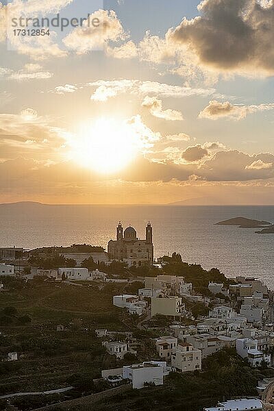 Ausblick von Ano Syros auf die Häuser von Ermoupoli mit der Anastasi Kirche oder Kirche der Auferstehung  Abendlicht  Ano Syros  Syros  Kykladen  Griechenland  Europa