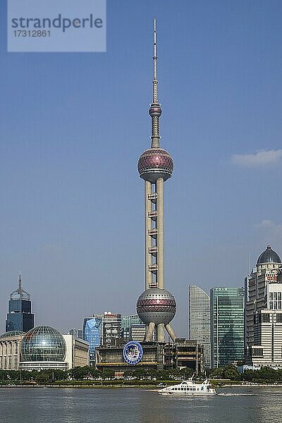 Blick über den Huangpu River auf die Skyline der Sonderwirtschaftszone Pudong mit Oriental Pearl Tower  Shanghai  Volksrepublik China