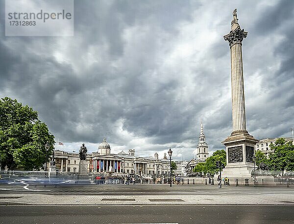 Trafalgar Square mit National Gallery  Kirche St. Martin-in-the-Fields und Nelsonsäule  London  England  Großbritannien  Europa