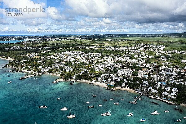 Luftbild  Strände mit Luxus Hotels mit Wassersport bei Trou-aux-Biches Pamplemousses Region  hinten Grand Baie  Mauritius  Afrika
