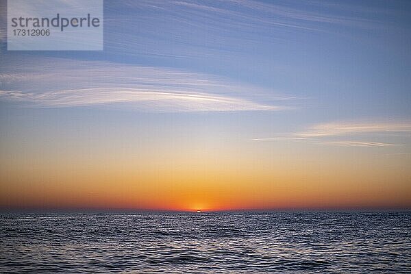 Sonnenuntergang auf der Nordsee im Juni