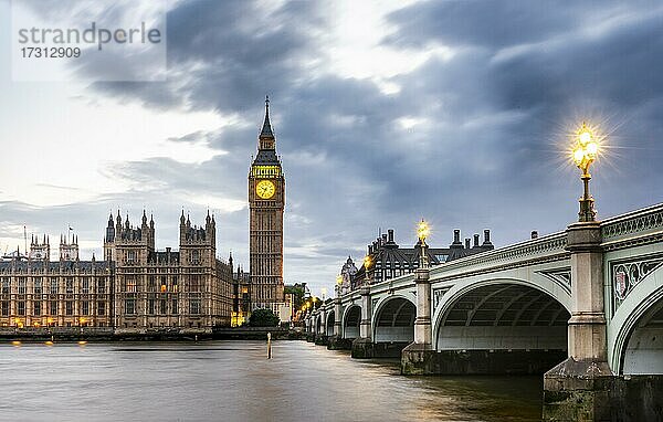 Westminster Bridge mit Themse und Palace of Westminster  Houses of Parliament  Big Ben  bei Abenddämmerung  City of Westminster  London  England  Großbritannien  Europa