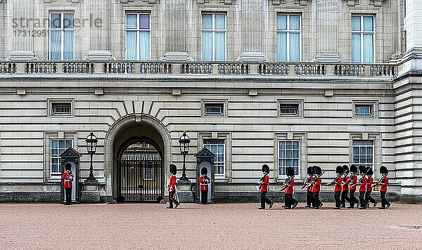 Wachmänner der königlichen Garde mit Bärenfellmütze  Changing of the Guard  Traditioneller Wachwechsel  Buckingham Palace  London  England  Großbritannien  Europa