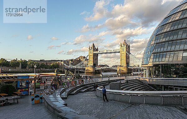 Tower Bridge  More London Riverside mit Greater London Authority  im Abendlicht  London  England  Großbritannien  Europa