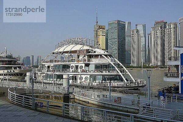 Blick von einer Bootsanlegestelle über den Huangpu River auf die Skyline der Sonderwirtschaftszone Pudong  Shanghai  Volksrepublik China