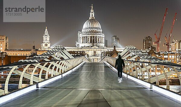 Millennium Bridge und St Paul's Cathedral bei Nacht  London  England  Großbritannie