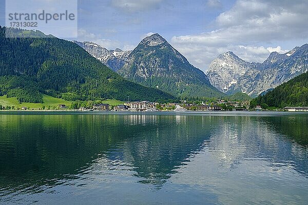 Blick über den Achensee  Pertisau  hinten Karwendel  Tirol  Österreich  Europa