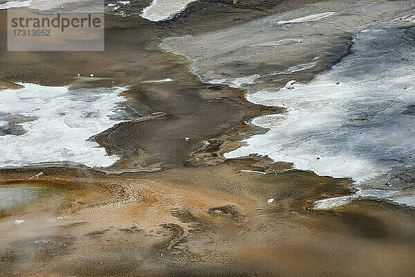 Abstrakte Detailaufnahme  heiße dampfende Quellen  bunte Mineralienablagerungen im Porcelain Basin  Noris Geyser Basin  Yellowstone Nationalpark  Wyoming  USA  Nordamerika