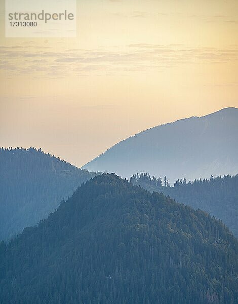 Hügel und Berge im Morgengrauen  Bayrisches Voralpenland  Berchtesgaden  Bayern  Deutschland  Europa