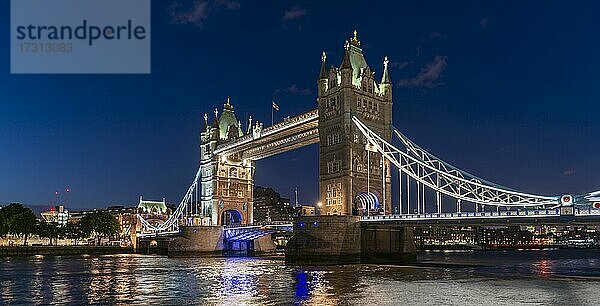 Beleuchtete Tower Bridge über der Themse am Abend  London  England  Großbritannien  Europa