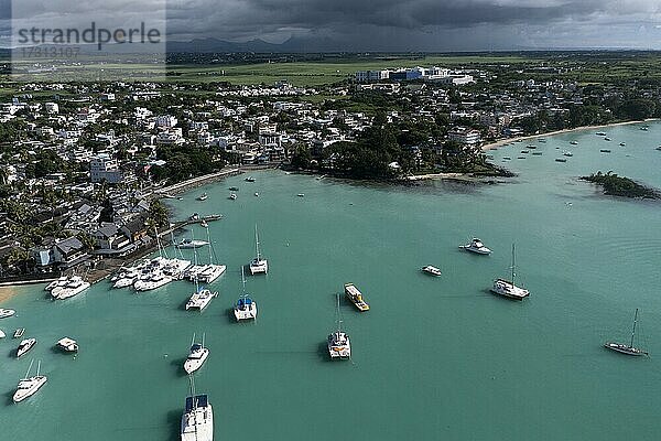 Luftbild  Strände mit Luxus Hotels mit Wassersport und Booten bei Trou-aux-Biches Pamplemousses Region  Mauritius  Afrika