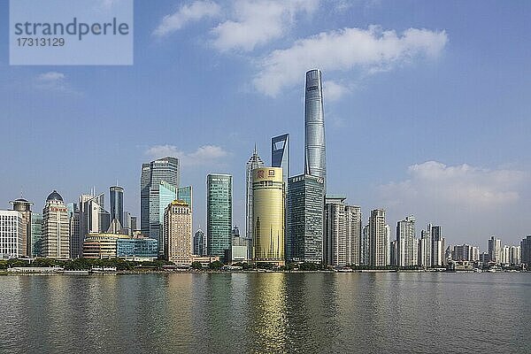 Blick über den Huangpu River auf die Skyline der Sonderwirtschaftszone Pudong mit den Wolkenkratzern Jin MaoTower  Shanghai World Financial Center und der 632 Meter hohe Shanghai Tower  Shanghai  Volksrepublik China