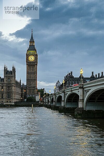 Westminster Bridge mit Themse und Palace of Westminster  Houses of Parliament  Big Ben  bei Abenddämmerung  City of Westminster  London  England  Großbritannien  Europa
