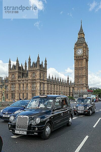 Londoner Taxis auf der Westminster Bridge  Palace of Westminster  Houses of Parliament  Big Ben  City of Westminster  London  England  Großbritannien  Europa
