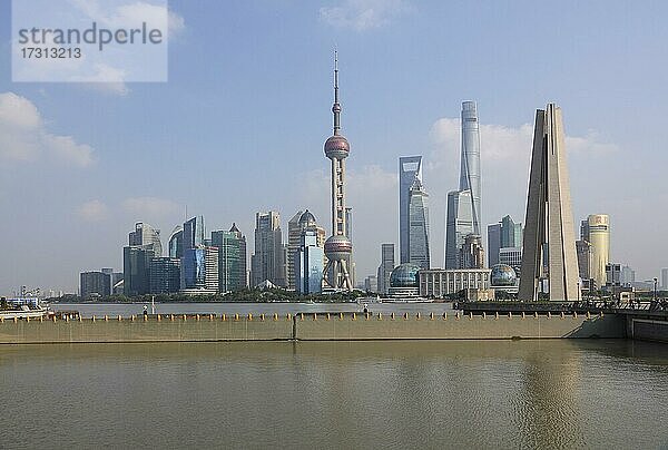 Skyline der Sonderwirtschaftszone Pudong mit Oriental Pearl Tower  Shanghai World Financial Center und der 632 Meter hohe Shanghai Tower  rechts vorne Shanghai People's Heros Memorial Tower  Shanghai  Volksrepublik China