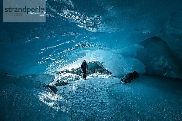 Mann mit Stirnlampe in Gletscherhöhle  Eishöhle  Morteratschgletscher  Engadin  Graubünden  Schweiz  Europa