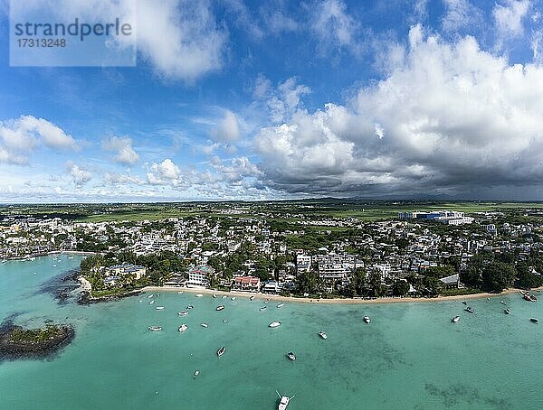 Luftbild  Strände mit Luxus Hotels mit Wassersport und Booten bei Trou-aux-Biches Pamplemousses Region  Mauritius  Afrika