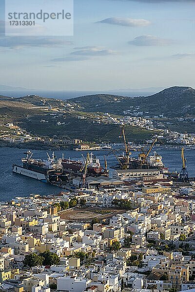 Schiffswerft und Hafen von Syros  Syros  Kykladen  Griechenland  Europa