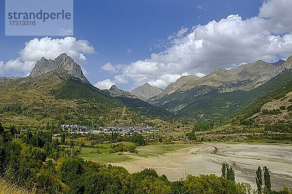 Sallent de Gállego  Sallent de Galligo  Stausee Embalse de Lanuza  Pyrenäenhauptkamms  Provinz Huesca  Pyrenäen  Aragonien  Spanien  Europa