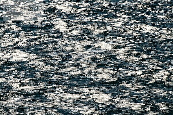 Licht und Schatten  verwischte Wellen auf dem Meer  Nordsee