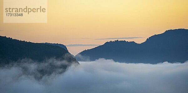 Hügel und Berge im Morgengrauen  Bayrisches Voralpenland  Berchtesgaden  Bayern  Deutschland  Europa