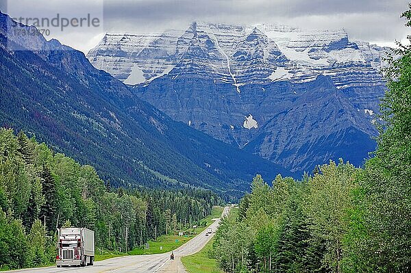 Highway mit LKW und Radfahrer  schneebedeckte Berge im Hintergrund  Trans Canada Highway  Mount Robson  British Columbia  Kanada  Nordamerika