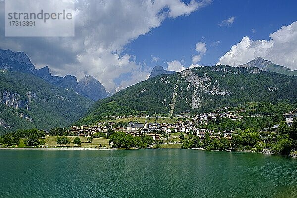 Molveno mit Molvenosee  hinten Brentagruppe  Trentino  Italien  Europa