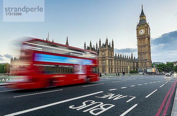 Roter Doppeldeckerbus auf der Westminster Bridge  Bewegungsunschärfe  Westminster Palace und Big Ben  London  England  Großbritannien  Europa