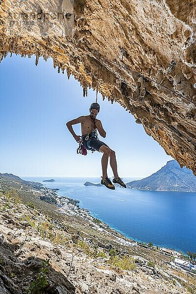 Grande Grotta  Sektor Armeos  Kletterer im Vorstieg  Sport-Klettern  Kalymnos  Dodekanes  Griechenland  Europa