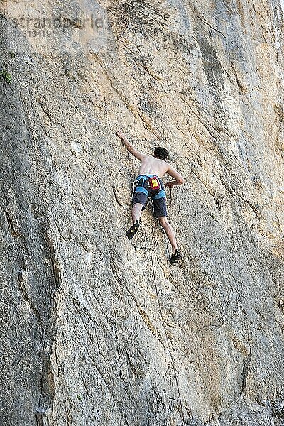Sektor Armeos  Klettern an einer Felswand  Kletterer im Vorstieg  Sport-Klettern  Kalymnos  Dodekanes  Griechenland  Europa