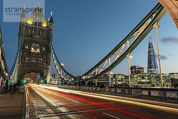Tower Bridge am Abend  Lichtspuren von vorbeifahrenden Autos  hinten Hochhaus the Shard  London  England  Großbritannien  Europa