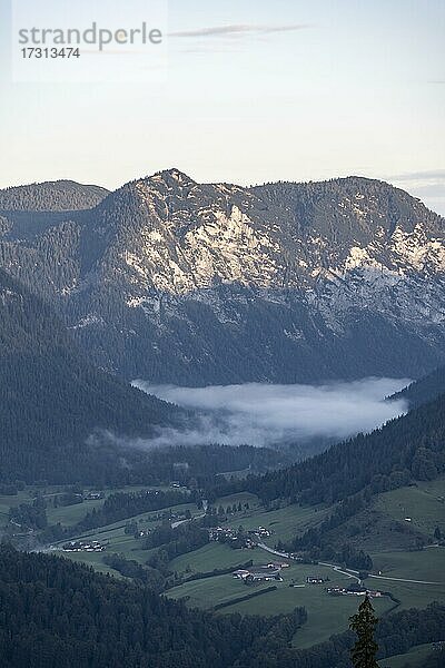 Hügel und Berge im Morgengrauen  Bayrisches Voralpenland  Berchtesgaden  Bayern  Deutschland  Europa