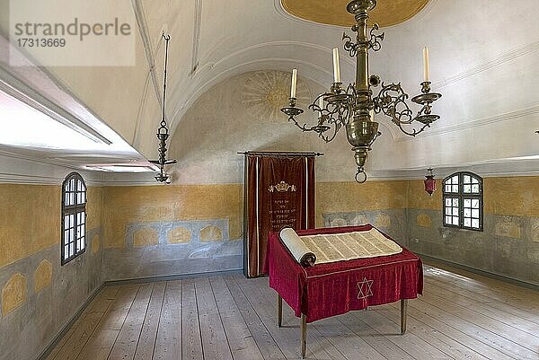 Tisch mit Torarolle und Toraschrank in der Synagoge im Judenhof  Fränkische Schweiz Museum  Tüchersfeld  Oberfranken  Bayern  Deutschland  Europa