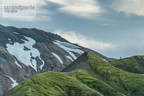 Wanderer  Rhyolith-Berge  Jök­ul­gil  Landmannalaugar  Fjallabak  isländisches Hochland  Island  Europa