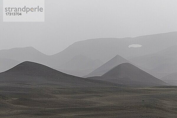 Berge und Krater  bei Möðrudalur  Island  Europa