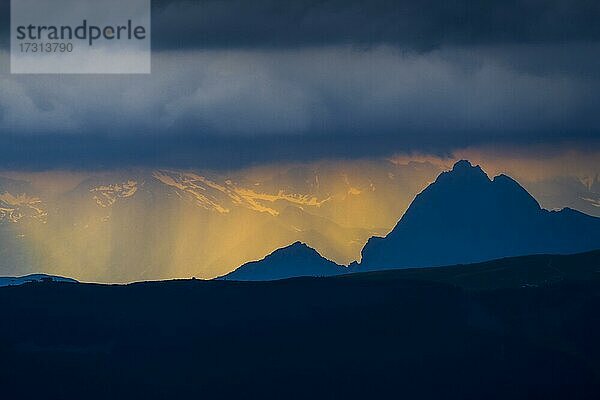 Lichtstimmung nach einem Gewitter mit Blick auf die Gipfel des Roteck (3.337 Mtr./links) und der Hochwilde (3.602 Mtr./rechts)  im Hintergrund Berge der Ötztaler Alpen  Seiseralm  Südtirol  Italien  Europa