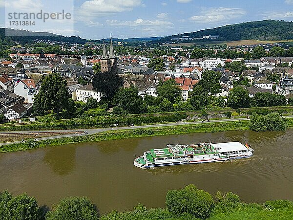 Drohnenaufnahme von der Weser mit Ausflugsdampfer  Höxter  Weserbergland  Nordrhein-Westfalen  Deutschland  Europa