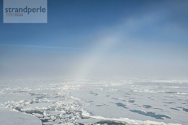 Nebelbogen oder weißer Regenbogen im Eis um den Nordpol  Arktis