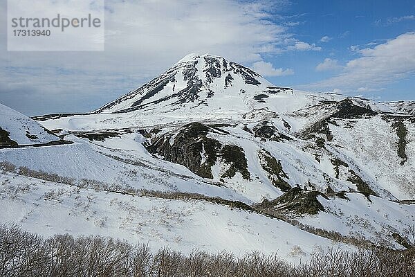 Schneebedeckte Berge im Unesco-Welterbe Shiretoko-Nationalpark  Hokkaido  Japan  Asien