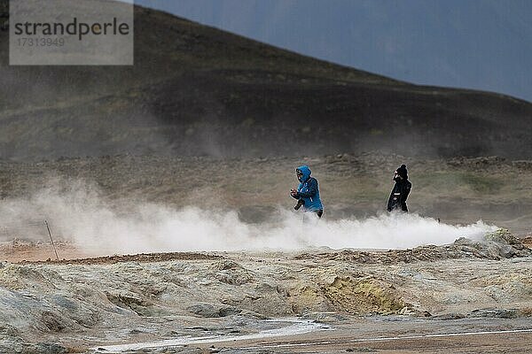 Touristen  heiße Fumarole  postvulkanische Exhalationen  Hochtemperaturgebiet Námaskarð oder Namskard  Námafjall  Mývatn  Nordisland  Island  Europa