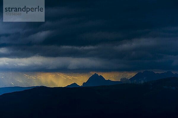 Lichtstimmung nach einem Gewitter mit Blick auf die Gipfel des Roteck (3.337 Mtr./links) und der Hochwilde (3.602 Mtr./rechts)  im Hintergrund Berge der Ötztaler Alpen  Seiseralm  Südtirol  Italien  Europa