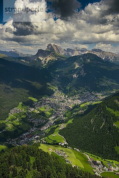 Blick vom Gipfel des Puflatsch  einer Anhöhe der Seiseralm  auf den Ort St. Ulrich im Grödnertal und die Gipfel der Geisler-Gruppe  Südtirol  Italien  Europa