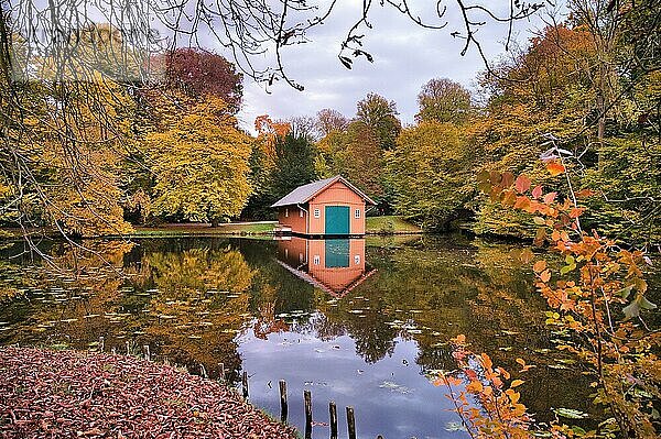 Herbst  Laub  Blätter  See mit Reflektion und Hütte  Bootshaus MARIE  Bürgerpark  Bremen  Deutschland  Europa