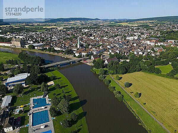 Drohnenaufnahme von der Weser mit Freibad und Holzminden  Weserbergland  Niedersachsen  Deutschland  Europa
